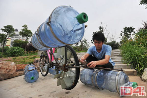 Амфибия из велосипеда и баллонов из-под воды китайского изобретателя Ли Джина (Li Jin)