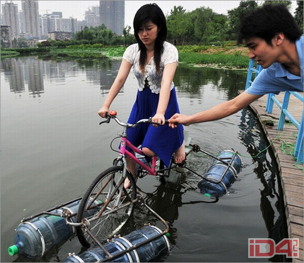 Амфибия из велосипеда и баллонов из-под воды китайского изобретателя Ли Джина (Li Jin) Амфибия из велосипеда и баллонов из-под воды китайского изобретателя Ли Джина (Li Jin)