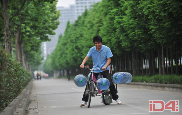 Амфибия из велосипеда и баллонов из-под воды китайского изобретателя Ли Джина (Li Jin)