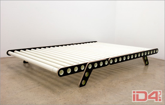 Кровать из пластиковых телескопически входящих друг в друга труб Delta Bed швейцарского дизайнера Николя Штойбли (Nicola Enrico Stäubli)