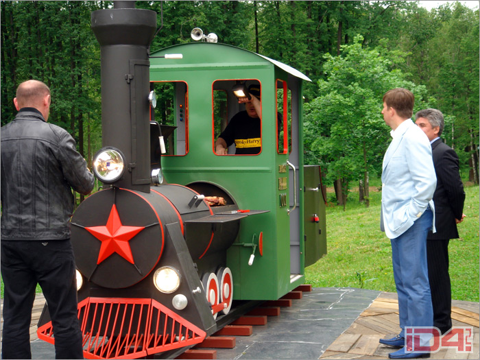 Барбекю-гриль-смокер «Локомотив», который находится в частном клубе в Ближнем Подмосковье Барбекю-гриль-смокер «Локомотив», который находится в частном клубе в Ближнем Подмосковье