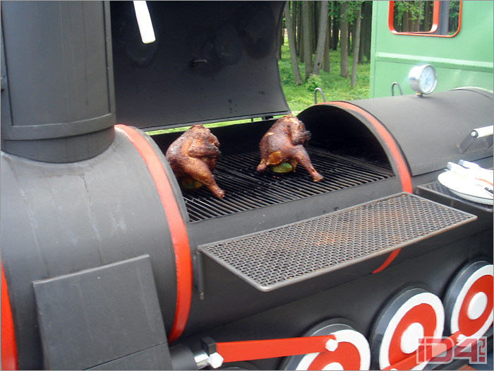 Барбекю-гриль-смокер «Локомотив», который находится в частном клубе в Ближнем Подмосковье Барбекю-гриль-смокер «Локомотив», который находится в частном клубе в Ближнем Подмосковье