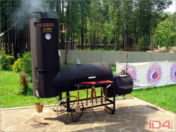 Барбекю-гриль-смокер «Королева», который находится в частном клубе в Ближнем Подмосковье Барбекю-гриль-смокер «Королева», который находится в частном клубе в Ближнем Подмосковье