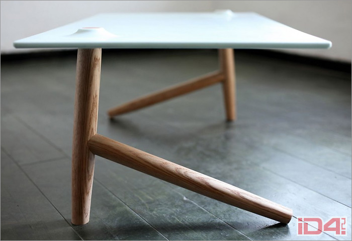 «Двуногий столик» израильских промышленных дизайнеров Бена Клингера (Ben Klinger) и Шэя Кармона (Shay Carmon)
