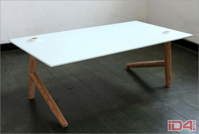 «Двуногий столик» израильских промышленных дизайнеров Бена Клингера (Ben Klinger) и Шэя Кармона (Shay Carmon)