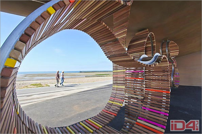 Длиннейшая британская скамья Littlehampton’s, спроектированная лондонской студией Studio Weave и построенная с помощью учеников младших классов одной английской школы Длиннейшая британская скамья Littlehampton’s, спроектированная лондонской студией Studio Weave и построенная с помощью учеников младших классов одной английской школы